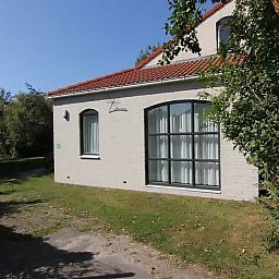Vakantiehuis D 603 in De Cocksdorp, Texel, biedt een serene buitenruimte omgeven door groene natuur op de Waddeneilanden.