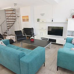 Gezellige woonkamer van Vakantiehuis D 603 in De Cocksdorp, Texel, met moderne inrichting en comfortabele zithoek.
