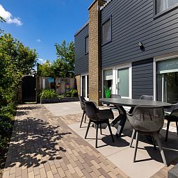 Geniet van het zonnige terras bij Vakantiehuis A 109 in De Cocksdorp, Texel. Perfect voor ontspanning te midden van de Waddeneilanden.