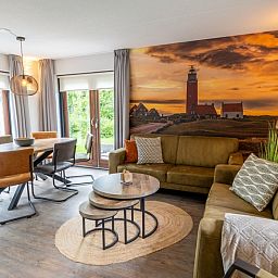 Gezellige woonkamer van Vakantiehuis A 109 in De Cocksdorp, Texel, met comfortabele zithoek en prachtig uitzicht op de natuur.