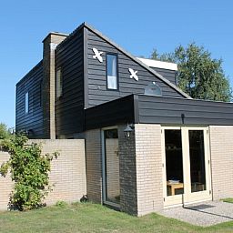 Vakantiehuis A 245 in De Cocksdorp, Texel, biedt een moderne buitenkant met ruime tuin, ideaal voor een ontspannen verblijf op de Waddeneilanden.
