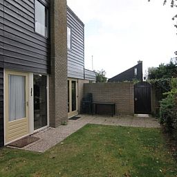 Vakantiehuis A 245 in De Cocksdorp, Texel biedt een gezellige buitenruimte met terras en tuin in de serene omgeving van de Waddeneilanden.