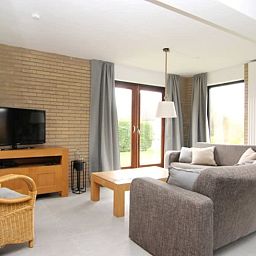 Gezellige woonkamer van Vakantiehuis A 245 in De Cocksdorp, Texel, met comfortabele zithoek en uitzicht op de tuin.