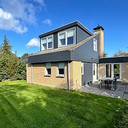 Ferienhaus A 381 in De Cocksdorp, Texel mit sonniger Terrasse und gruenem Garten, ideal fuer einen erholsamen Aufenthalt auf den Watteninseln.