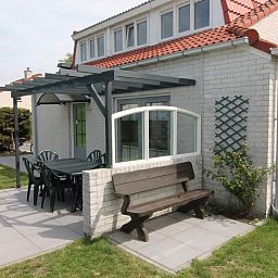 Vakantiehuis D 493 in De Cocksdorp, Texel met uitnodigend terras en groene tuin, ideaal voor een ontspannen verblijf op de Waddeneilanden.