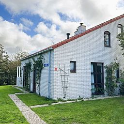 Vakantiehuis D 429 in De Cocksdorp, Texel, omgeven door groene natuur en rustieke architectuur, ideaal voor een ontspannen verblijf op de Waddeneilanden.