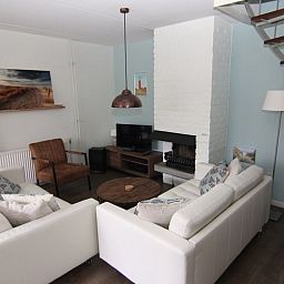 Gezellige woonkamer van Vakantiehuis D 429 in De Cocksdorp, Texel, met comfortabele zitruimte en moderne inrichting op de Waddeneilanden.