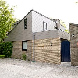 Vakantiehuis C 067 in De Cocksdorp, Texel biedt een uitnodigende voorgevel met moderne architectuur en omringende natuur.