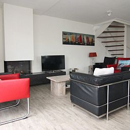 Gezellige woonkamer van Vakantiehuis D 477 in De Cocksdorp, Texel, met moderne inrichting en comfortabele zithoek.