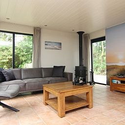 Gezellige woonkamer in Vakantiehuis A 023, De Cocksdorp Texel, met moderne inrichting en uitzicht op de natuur van de Waddeneilanden.