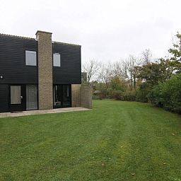 Vakantiehuis C 137 in De Cocksdorp, Texel biedt een ruime tuin met groen uitzicht, ideaal voor ontspanning op de Waddeneilanden.