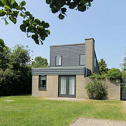 Vakantiehuis B 271 in De Cocksdorp, Texel biedt een serene tuin en moderne architectuur voor een ontspannen verblijf op de Waddeneilanden.