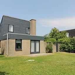 Vakantiehuis B 271 in De Cocksdorp, Texel biedt een serene tuin en moderne architectuur voor een ontspannen verblijf op de Waddeneilanden.