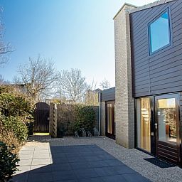 Vakantiehuis B 195 in De Cocksdorp, Texel biedt een zonnig terras met moderne architectuur en natuurlijke omgeving op de Waddeneilanden.