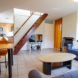 Gezellige woonkamer in Vakantiehuis B 195, De Cocksdorp, Texel met comfortabele zitruimte en moderne inrichting op de Waddeneilanden.