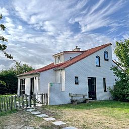 Vakantiehuis D 709 in De Cocksdorp, Texel, biedt een charmant verblijf met een zonnig terras en groene omgeving op de Waddeneilanden.