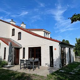 Vakantiehuis D 709 in De Cocksdorp, Texel met zonnig terras en landelijke omgeving, ideaal voor een ontspannen verblijf op de Waddeneilanden.
