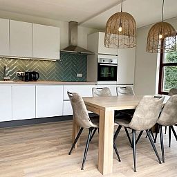 Moderne keuken en eetruimte in Vakantiehuis D 709, De Cocksdorp, Texel. Ideaal vakantiehuis met ruime binnenruimte op de Waddeneilanden.