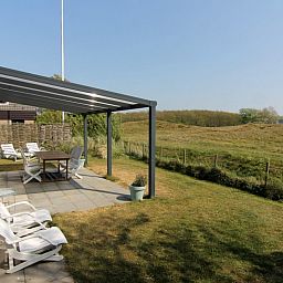 Geniet van het uitzicht vanaf het terras van Vakantiehuis B 127 in De Cocksdorp, Texel, gelegen tussen de prachtige natuur van de Waddeneilanden.