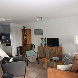 Gezellige woonkamer van Vakantiehuis B 127 in De Cocksdorp, Texel. Comfortabele zithoek en rustieke inrichting op de Waddeneilanden.