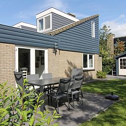 Geniet van het zonnige terras bij Vakantiehuis A 345 in De Cocksdorp, Texel, een perfecte plek voor ontspanning op de Waddeneilanden.