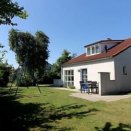 Vakantiehuis D 730 in De Cocksdorp, Texel, biedt een zonnig terras en ruime tuin voor ontspanning op de Waddeneilanden.