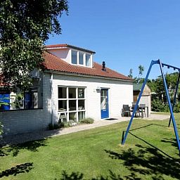 Vakantiehuis D 730 in De Cocksdorp, Texel met ruime tuin en schommel, ideaal voor gezinnen op de Waddeneilanden.