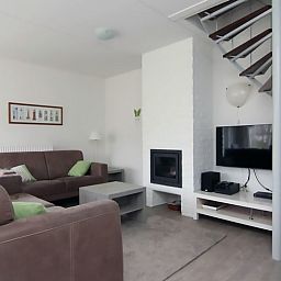 Gezellige woonkamer van Vakantiehuis D 730 in De Cocksdorp, Texel met moderne inrichting en comfortabele zithoek.