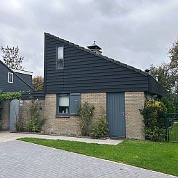 Vakantiehuis A 209 in De Cocksdorp, Texel, biedt een charmant verblijf op de Waddeneilanden met een rustige tuin en moderne architectuur.