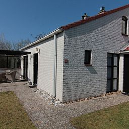 Vakantiehuis D 437 in De Cocksdorp, Texel met zonnig terras en rustige tuin, ideaal voor ontspannen verblijf op de Waddeneilanden.