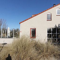 Vakantiehuis D 481 in De Cocksdorp, Texel, biedt een charmant terras en uitzicht op de natuurlijke omgeving van de Waddeneilanden.