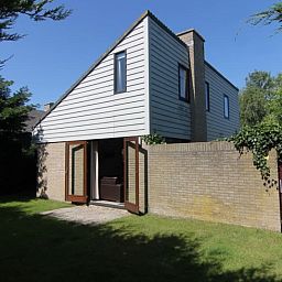 Vakantiehuis A 383 in De Cocksdorp, Texel biedt een serene tuin met terras, ideaal voor een ontspannen verblijf op de Waddeneilanden.