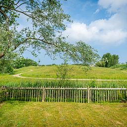 Rustgevend uitzicht vanaf Vakantiehuis D 473 in De Cocksdorp, Texel, omringd door groene natuur en een schilderachtig landschap.