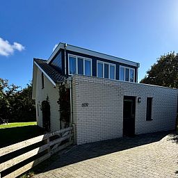 Vakantiehuis F 609 in De Cocksdorp, Texel, met moderne architectuur en omgeven door natuur, ideaal voor een ontspannen verblijf op de Waddeneilanden.