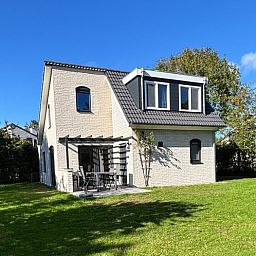 Vakantiehuis F 609 in De Cocksdorp, Texel biedt een zonnig terras en groene tuin voor een ontspannen verblijf op de Waddeneilanden.