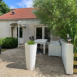Geniet van de zonnige tuin van Vakantiehuis D 585, een charmant vakantiehuis in De Cocksdorp op Texel, Waddeneilanden.