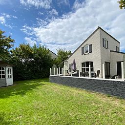 Vakantiehuis E 417 in De Cocksdorp op Texel biedt een ruim terras en groene tuin, ideaal voor een ontspannen verblijf op de Waddeneilanden.