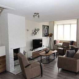 Gezellige woonkamer van Vakantiehuis D 728 in De Cocksdorp, Texel, met comfortabele zithoek en moderne inrichting op de Waddeneilanden.