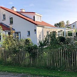 Das Ferienhaus D 748 in De Cocksdorp, Texel, bietet eine charmante Unterkunft mit einer sonnigen Terrasse und einem gruenen Garten, ideal fuer einen erholsamen Urlaub.