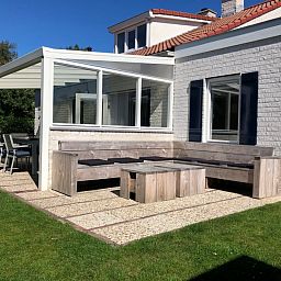 Geniessen Sie die Sonne auf der Terrasse des Ferienhauses D 748 in De Cocksdorp, Texel. Der perfekte Ort zum Entspannen auf den Watteninseln.