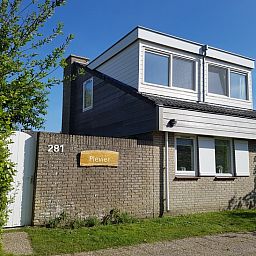 Vakantiehuis B 281 in De Cocksdorp, Texel, biedt een charmant verblijf op de Waddeneilanden met een zonnige buitenkant en groene omgeving.