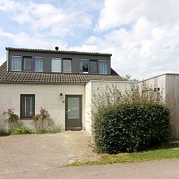 Ferienhaus F 767 in De Cocksdorp, Texel mit moderner Architektur und gruener Umgebung auf den Watteninseln.