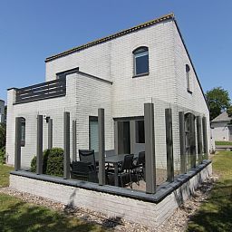 Das Ferienhaus F 767 in De Cocksdorp, Texel, bietet einen grosszuegigen Aussenbereich mit Terrasse zur Entspannung auf den Watteninseln.