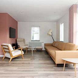 Stilvolles Wohnzimmer im Ferienhaus F 767, De Cocksdorp, Texel mit moderner Einrichtung und geraeumiger Sitzecke zum Entspannen.