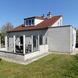 Vakantiehuis D 485 in De Cocksdorp, Texel met zonnige veranda en groene tuin, ideale vakantiewoning op de Waddeneilanden.