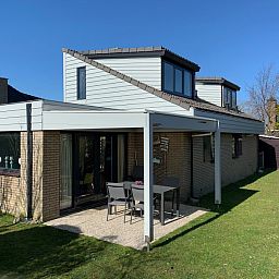 Vakantiehuis A 143 in De Cocksdorp, Texel biedt een zonnig terras en moderne architectuur voor een ontspannen verblijf op de Waddeneilanden.