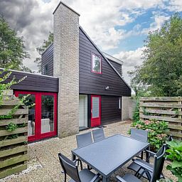 Vakantiehuis B 387 in De Cocksdorp, Texel, biedt een gezellige buitenruimte met terras en omringende natuur op de Waddeneilanden.