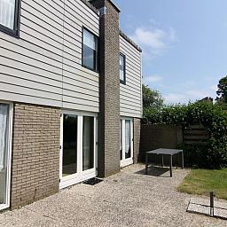 Geniet van de zon op het terras van Vakantiehuis C 321 in De Cocksdorp, Texel, een charmant vakantieverblijf op de Waddeneilanden.