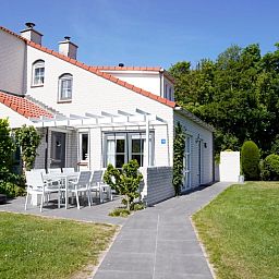 Vakantiehuis D 770 in De Cocksdorp, Texel met zonnig terras en groene tuin, perfect voor een ontspannen verblijf op de Waddeneilanden.