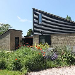 Vakantiehuis C 081 in De Cocksdorp, Texel, biedt een charmante tuin en moderne architectuur op de Waddeneilanden.